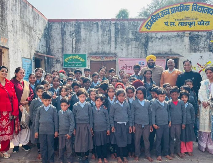 कोटा यूथ सोसाइटी ने मकरसंक्रांति पर बच्चों को बांटी गर्म जर्सियां